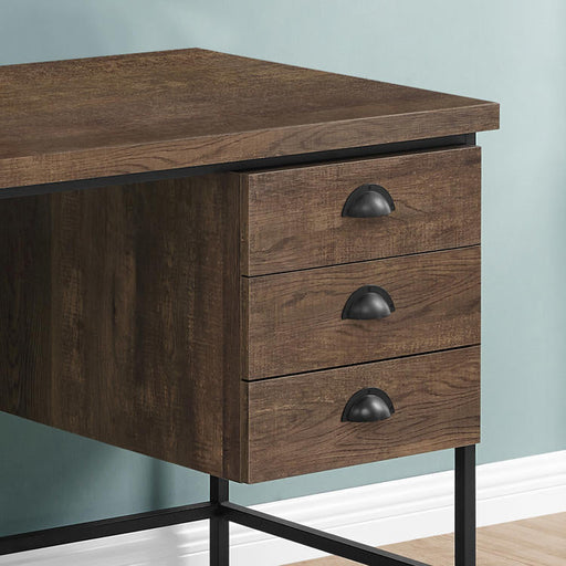 Monarch Specialties I 7485 | Meuble d'ordinateur - 55" - Spacieux dessus - 3 tiroirs - Base en Métal noir - Fini imitation de bois brun-La Sarre