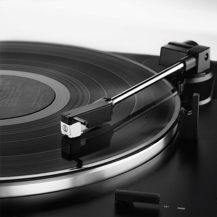 Audio-Technica AT-LP60XBT-USB-BK | Table tournante Stéréo - Entièrement automatique - Entraînement par courroie - USB - Bluetooth - Noir-SONXPLUS La Sarre